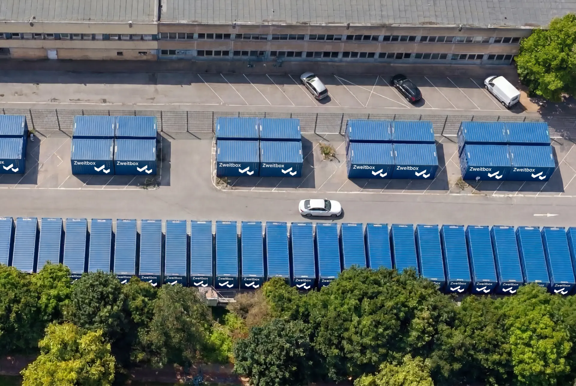 Luftaufnahme der Zweitbase Aachen-Richterich mit blauen Zweitbox Lagercontainern entlang der Drive-up-Fahrgassen
